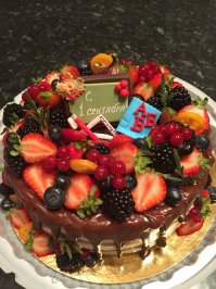 У меня знакомая торты делает. единственный раз вышел конфуз с тортом с феями. Делала его первый раз и феи были похожы на шалав каких то. Сразу в сравнение выставлю другие торты, чтобы не написали,что она все так делает.