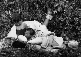 так вот для чего пиндосы пришли в Корею,Ирак,Боснию, а фашисты в Россию -чтобы помочь раненым! Перевязать их и накормить!Спасибо фаня теперь мы будем знать какие они добрые!
Перестреляв матерей теперь можно "позаботится" о детишках...