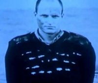 Албанская девушка спасает кота во время перестрелки.


Пленный солдат передает привет матери через фото, написано морзянкой "Мама держись!"