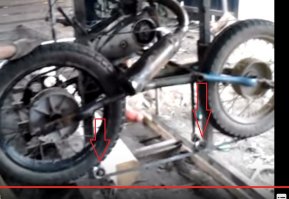 Направляющие ролики не дают соскочить.
