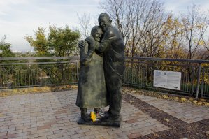 в Шикарном месте памятник -в аккурат возле моста влюбленных