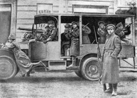 Техника красногвардейцев:
"Бетонированная" (по выражению трамвайщиков) платформа. На Каменном мосту юнкера переребили провода - "всё, трамвай дальше не идет.."
Интересно, что за омнибус?