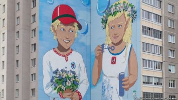 Так она вроде моя землячка (если профилю верить, конечно). Вот только в Беларуси таких как-то маловато, и чем дальше, тем меньше.
Вот недавно нарисовали в Минске большое граффити о дружбе с Москвой. А в это воскресенье кто-то его чуть-чуть дополнил колючей проволокой, так что сразу и не заметишь... Но это - самые толерантные по отношению к России беларусы.
Незаметно - это как слова в песне: "Самураи" стали "Вражьи стаи"...