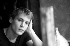 Остальных не видел, но этот то как сюда попал, в перспективных, да и в актеров вообще....