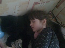 У меня тоже черный кун, 15 кило 3,5 года))) Дочке (8 лет) прощает все, если очень достает, то уходит в другую комнату.Но у нас давно  животные, поэтому дочь никогда не обижает. Поиграть- это да. Кот ей даже позволяет верхом посидеть)))