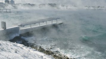 "В Питере с их ветром с залива, пробирающим до костей, в -20 °С холоднее,чем нашей безветренной зимой в –30» — Ирина Сераковская, Апатиты. " У меня как-то отпуск выпал на декабрь .И мы с женой отправились навестить её родителей в Феодосию (Крым).Я не верил что минус семь,у них похолоднее чем у нас минус 20.Но мы попали на на очень редкое явление (вроде как раз в сто лет) , когда там минус 20 и от моря валит пар. Это пипец товарищи.