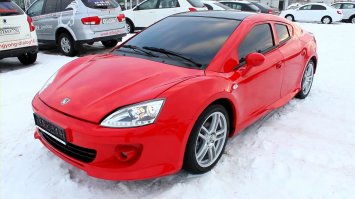 Четырехдверная  БМВ Е30, хоть и не в исполнении М3, вполне себе была серийной.
Гораздо интересней посмотреть выпускавшиеся машины, которые пытались выглядеть двух (трех)дверками, имея при этом дополнительную пару дверей сзади. 
У Alfa Romeo 156 красивая ручка открывания передней пары дверей находится строго посередине колесной базы. В тоже время, ручки задних дверей расположились в углах окон. Получилось не очень. За версту было понятно, что перед тобой именно четырехдверный седан, у которого, почему-то, отсутствуют задние ручки.
У дизайнеров Honda Civic 8 получилось гораздо лучше: смещенная назад средняя стойка (и, как следствие, большие передние двери), субтильная, но, благодаря большому углу открывания, удобные задние  двери, плюс минимальные зазоры. И не скажешь, что это обычный пятидверный хэтч! Зачем после этого нужно было делать действительно трехдверный Tipe R?
Nissan Juke сделан по тому же рецепту, что и Civic.
В России тоже пытались сделать подобный автомобиль. И это был не АвтоВАЗ. TagAZ Aquila! Вот только я не понял, машина все еще производится или уже нет?