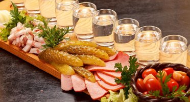 я тоже заметила: пить и закусывать хренобургерами. Толи дело наша закусочка