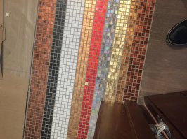 Золотая плиточка на красной полоске, ремонт без косяков? Нет, не слышал