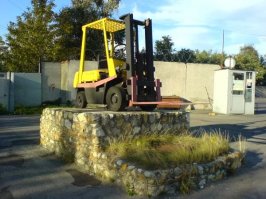 А вообще у нас что угодно на постамент могут загнать вот в Видном к примеру