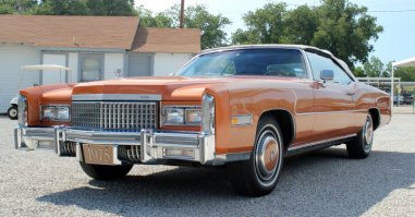 Был не так давно в США по делу. Нужно было проехать от Коннектикута до юга Флориды и обратно. Был выбор - купить вот это ( Кадиллак Эльдорадо) за 600 долл. Или арендовать за те же деньги Шевроле "Кавалер". Кэдди был хорош, но меня остановил расход топлива. У амеров другая система расчета. Там считают сколько тачка проедет миль на одном галлоне.  После долгих расчетов я понял, что зверюга жрет 28 л. на 100 км.
В итоге взял в аренду "Кавалер".
Нормальная тачка. Автомат. Кондер. Цвет красный. Ехал радовался. А потом в одной кафешке в Джорджии читал за обедом потертый номер "Кар энд драйвер". И там про мой "Кавалер" было написано, что это машина для одиноких, стареющих , махнувших на себя рукой негритянок . 
Обратно ехал уже без удовольствия.