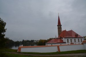 Приоратский дворец в Гатчине, является уникальным памятником архитектуры, своеобразной визитной карточкой Гатчины. Является единственным памятников в России - землебинтным строением конца 18го века. Построено по замыслу архитектора Н.А.Львова для рыцарей Мальтийского ордена.