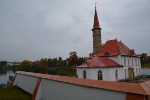 Приоратский дворец в Гатчине, является уникальным памятником архитектуры, своеобразной визитной карточкой Гатчины. Является единственным памятников в России - землебинтным строением конца 18го века. Построено по замыслу архитектора Н.А.Львова для рыцарей Мальтийского ордена.