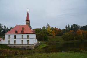 Приоратский дворец в Гатчине, является уникальным памятником архитектуры, своеобразной визитной карточкой Гатчины. Является единственным памятников в России - землебинтным строением конца 18го века. Построено по замыслу архитектора Н.А.Львова для рыцарей Мальтийского ордена.