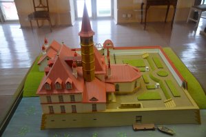 Что-то не загрузилось с первого раза. На снимке фрагмент оригинальной кладки земляной, блоки уплотнялись (бились колотушкой ) в деревянной форме, укладывались на известковый раствор. Внизу стены толще, чем в верху. Дворец стоит 200 лет !!!