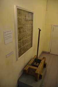 Что-то не загрузилось с первого раза. На снимке фрагмент оригинальной кладки земляной, блоки уплотнялись (бились колотушкой ) в деревянной форме, укладывались на известковый раствор. Внизу стены толще, чем в верху. Дворец стоит 200 лет !!!