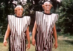 Пара преподает экстремальную йогу на последнем месяце беременности