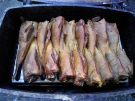 Так как стационарную коптилку не имею возможности сделать Пользуюсь такой портативной, тоже довольно таки вкусно получается...