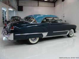 Cadillac Coupe Deville 1949 года был создан на базе купе-кабриолета 62-й серии, на него просто установили несъёмную металлическую крышу (hardtop). Внутри даже остались декоративные элементы, имитирующие каркас тента кабриолета. Так появился новый тип кузова — хардтоп, ставший очень популярным в США в 1950—1960 годы.
Кузов автомобиля длиной 5,4 м был установлен на лонжеронной раме с Х-образной поперечиной, колёсная база была равна 126 дюймам (3200 мм). Автомобиль красился в цвета 22 оттенков, причём 5 из них были двухцветными. Внутренняя отделка была из ткани или кожи голубого и серого цветов или коричневого и светло коричневого, в салон устанавливались часы, радиоприёмник устанавливался по заказу. Система вентиляции забирала воздух в передней части автомобиля с двух сторон от радиатора и по каналам, расположенным под капотом вокруг двигателя, подавала его в салон. По заказу в систему вентиляции можно было установить отопитель[4]. Интересными деталями было заднее стекло, состоящее из трёх частей и то, что заправочная горловина находилась под откидывающимся вверх левым задним фонарём.
Но главным в этом автомобиле был абсолютно новый двигатель, первый верхнеклапанный двигатель Cadillac. Восьмицилиндровый V-образный двигатель с углом развала цилиндров 90° имел рабочий объём 5,4 л (331 кубический дюйм) и развивал мощность в 160 л.с. (На отдельные экземпляры ставились 8 л двигатели). В чугунном блоке цилиндров располагался стальной полноопорный коленчатый вал. Один нижний распредвал располагался в развале блока цилиндров, вращение на него передавалось цепью. С помощью штанг-толкателей и коромысел он приводил в действие клапаны, по два на цилиндр, расположенные в чугунной головке блока. В нижней части штанг-толкателей располагались гидрокомпенсаторы зазоров. Двигатель питался от двухкамерного карбюратора с падающим потоком смеси расположенного сверху двигателя, по центру, имел жидкостную систему охлаждения и полнопоточную систему смазки под давлением. Шестивольтовое электрооборудование фирмы Delco с помощью механического распределителя с вакуумкорректором подавало напряжение на катушку и восемь свечей зажигания[5].
Автомобиль мог быть оборудован либо механической, либо автоматической коробкой передач. Трёхступенчатая механическая коробка передач с синхронизаторами на второй и третьей передачах приводилась от двигателя с помощью сухого однодискового сцепления. На четырёхступенчатую планетарную автоматическую коробку передач типа Hydra-Matic[en] крутящий момент от двигателя передавался с помощью гидромуфты. Цельный (не разрезной) карданный вал передавал вращение на задний мост с гипоидной главной передачей.
Спереди была установлена пружинная независимая подвеска на двух поперечных вильчатых рычагах со стабилизатором поперечной устойчивости. В качестве шарниров подвески использовались резьбовые втулки. В зависимой задней подвеске мост крепился к раме с помощью продольных восьмилистовых полуэллиптических рессор и, также имел стабилизатор поперечной устойчивости. Спереди и сзади применялись гидравлические амортизаторы. Рулевой механизм — винт-шариковая гайка. Тормоза всех колёс были барабанными фирмы Bendix[en] с гидроприводом. Колёса стальные размерности 6x15, шины — 8.20х15. По заказу устанавливались шины с белой боковиной.
В 1949 году свой первый приз «Автомобиль года» (Car of the Year) авторитетный американский автомобильный журнал Motor Trend[en] присудил автомобилям Cadillac (в те годы приз присуждался марке, а не отдельным моделям) за их новый двигатель[6].
Специально подготовленный Coupe Deville в составе первой полностью американской команды (автомобили, гонщики и персонал) участвовал в гонке Ле-Ман 1950-го года и занял десятое место в общем зачёте[7].
Всего было выпущено 2 150 автомобилей.
По поводу цены. Отчет с аукциона, правда 2010 г. Был продан за  $52,250 с комиссионными. Думаю, сейчас цена удвоилась, как минимум.