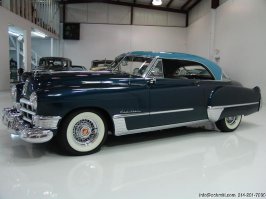 Cadillac Coupe Deville 1949 года был создан на базе купе-кабриолета 62-й серии, на него просто установили несъёмную металлическую крышу (hardtop). Внутри даже остались декоративные элементы, имитирующие каркас тента кабриолета. Так появился новый тип кузова — хардтоп, ставший очень популярным в США в 1950—1960 годы.
Кузов автомобиля длиной 5,4 м был установлен на лонжеронной раме с Х-образной поперечиной, колёсная база была равна 126 дюймам (3200 мм). Автомобиль красился в цвета 22 оттенков, причём 5 из них были двухцветными. Внутренняя отделка была из ткани или кожи голубого и серого цветов или коричневого и светло коричневого, в салон устанавливались часы, радиоприёмник устанавливался по заказу. Система вентиляции забирала воздух в передней части автомобиля с двух сторон от радиатора и по каналам, расположенным под капотом вокруг двигателя, подавала его в салон. По заказу в систему вентиляции можно было установить отопитель[4]. Интересными деталями было заднее стекло, состоящее из трёх частей и то, что заправочная горловина находилась под откидывающимся вверх левым задним фонарём.
Но главным в этом автомобиле был абсолютно новый двигатель, первый верхнеклапанный двигатель Cadillac. Восьмицилиндровый V-образный двигатель с углом развала цилиндров 90° имел рабочий объём 5,4 л (331 кубический дюйм) и развивал мощность в 160 л.с. (На отдельные экземпляры ставились 8 л двигатели). В чугунном блоке цилиндров располагался стальной полноопорный коленчатый вал. Один нижний распредвал располагался в развале блока цилиндров, вращение на него передавалось цепью. С помощью штанг-толкателей и коромысел он приводил в действие клапаны, по два на цилиндр, расположенные в чугунной головке блока. В нижней части штанг-толкателей располагались гидрокомпенсаторы зазоров. Двигатель питался от двухкамерного карбюратора с падающим потоком смеси расположенного сверху двигателя, по центру, имел жидкостную систему охлаждения и полнопоточную систему смазки под давлением. Шестивольтовое электрооборудование фирмы Delco с помощью механического распределителя с вакуумкорректором подавало напряжение на катушку и восемь свечей зажигания[5].
Автомобиль мог быть оборудован либо механической, либо автоматической коробкой передач. Трёхступенчатая механическая коробка передач с синхронизаторами на второй и третьей передачах приводилась от двигателя с помощью сухого однодискового сцепления. На четырёхступенчатую планетарную автоматическую коробку передач типа Hydra-Matic[en] крутящий момент от двигателя передавался с помощью гидромуфты. Цельный (не разрезной) карданный вал передавал вращение на задний мост с гипоидной главной передачей.
Спереди была установлена пружинная независимая подвеска на двух поперечных вильчатых рычагах со стабилизатором поперечной устойчивости. В качестве шарниров подвески использовались резьбовые втулки. В зависимой задней подвеске мост крепился к раме с помощью продольных восьмилистовых полуэллиптических рессор и, также имел стабилизатор поперечной устойчивости. Спереди и сзади применялись гидравлические амортизаторы. Рулевой механизм — винт-шариковая гайка. Тормоза всех колёс были барабанными фирмы Bendix[en] с гидроприводом. Колёса стальные размерности 6x15, шины — 8.20х15. По заказу устанавливались шины с белой боковиной.
В 1949 году свой первый приз «Автомобиль года» (Car of the Year) авторитетный американский автомобильный журнал Motor Trend[en] присудил автомобилям Cadillac (в те годы приз присуждался марке, а не отдельным моделям) за их новый двигатель[6].
Специально подготовленный Coupe Deville в составе первой полностью американской команды (автомобили, гонщики и персонал) участвовал в гонке Ле-Ман 1950-го года и занял десятое место в общем зачёте[7].
Всего было выпущено 2 150 автомобилей.
По поводу цены. Отчет с аукциона, правда 2010 г. Был продан за  $52,250 с комиссионными. Думаю, сейчас цена удвоилась, как минимум.