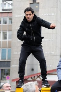 Жамель Деббуз.Правая рука из-за травмы в детстве недоразвита и не функционирует.