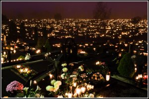 Два первых ноябрьских дня в католической церкви посвящены памяти усопших: 1 ноября День всех святых (All Saints' Day) и 2 ноября День поминовения усопших (All Souls' Day) следуют один за другим. Христианский праздник День всех святых имеет глубокие языческие корни. Около двух тысяч лет назад кельтские племена в это время праздновали наступление Нового года, в канун которого отмечался праздник Самайн (Samhain). Это пограничное время (переход к зиме) считалось временем волшебным и мистическим — сиды (нейтрально, а зачастую и враждебно настроенные к людям волшебные существа) приходят в мир людей, а люди тоже имеют возможность побывать в потустороннем мире. Считалось также, что души умерших в этот день возвращаются в свои дома и требуют жертвенной пищи у живых. Примерно в это же самое время (в конце октября) древние римляне отмечали два праздника — Фералии, посвященные памяти усопших, и дни Помоны, богини древесных плодов. 
Такое совпадение дат способствовало сохранению традиции поминовения умерших и после повсеместного распространения христианства. Праздник сросся в народном сознании с праздником церковным. Так появился День всех святых, который до сих пор празднуется католической церковью 1 ноября. All hallow ees (Месса всех святых) — таково было его искаженное староанглийское название, так что «Хэллоуин» — это не более чем «Канун Оллхолуиса». При этом, языческие представления о сидах в средневековом христианском сознании превратились в представления о нечистой силе, выходящей в этот день пугать благочестивых обывателей. Именно поэтому в эпохи Средневековья и Нового времени Хэллоуин облюбовали ведьмы, обязательно устраивавшие в этот день шабаш. Праздник Всех святых первоначально отмечался 13 мая, в этот день в 609 году папа Бонифаций IV освящал римскую ротонду, посвященную Богоматери и всем великомученикам церкви (по другим источникам этот праздник ввел Римский папа Григорий IV в 835 году). А в начале 11 века этот праздник был перенесен на 1 ноября (тогда этот день посвящался тем святым, у которых не было своего праздника в течение года).