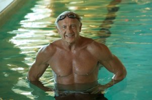 И шо? Эталон?  Та ни разу. Просто он - публичная личность, вот и всё. А про других дедков в форме никто не знает ;)
Доктор Джеффри, США, 74 года. Обучается в Муай-Тай, практически заработал на черный пояс по таэквондо, а еще написал две книги.