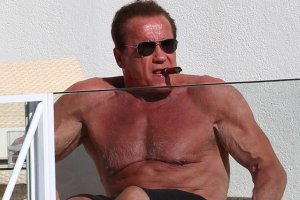 Ну, я б не стал так вылизывать Арни всякие места ;)
Во-первых, всё равно не оценит. А во-вторых, Арни уже не тот торт, шо раньше. Возраст берёт своё, как ни качайся