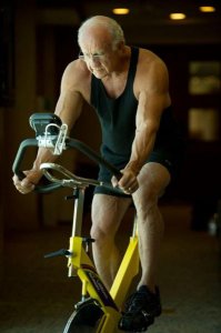 И шо? Эталон?  Та ни разу. Просто он - публичная личность, вот и всё. А про других дедков в форме никто не знает ;)
Доктор Джеффри, США, 74 года. Обучается в Муай-Тай, практически заработал на черный пояс по таэквондо, а еще написал две книги.