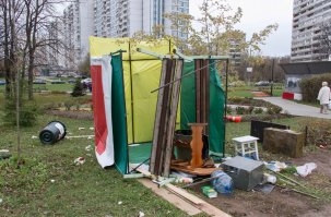 Чего-то мне не верится. Это я не к тому что застройщики так себя не ведут,ведут и часто.
Не блокпост вот этот кстати (фото ниже) ,а 100 людей в масках по моему фантазия автора.
"20 человек хреначили машину", у меня во дворе один 15 летний придурок что бы покрасоваться перед своими подружками попрыгал на четырех машинах.Вмятины как будто слон прошел,а у него вес килограммов 60.И продолжалось это минут две пока не схлопотал от владельца одной из машин вышедшего из дома.