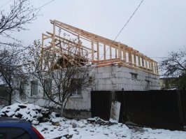 Хуже когда ремонт начинаешь тогда когда денег либо нет либо очень мало для таких проектов. Так у меня в этом году и получилось. Сначала решили перестроить пристройку. Отказались от отпуска летом и начали. Все сам делал. Иногда прибегая к джамшутовым помощникам. Возвел стены и тут вылезла другая Ж. На противоположной части дома (а он старый) лопнула стена(муерлаты по-моему называется ) и поехала крыша)) т.е. еще нужно строить крышу, а денег нет. Строить такую же нет смысла по-этому стройка развернулась адово. Сначала хотел сделать все сам (наивный дурак). В итоге часть сделал и понял что гугл хоть и советчик неплохой но все-таки при выборе варианта все лежит на моих плечах и не всегда я бываю прав (опыта в возведении крыш у меня нет абсолютно). Сейчас уже достраивают строители, местами хвалят(даже приятно), местами матерятся(ну это уже стечение обстоятельств, и я не принимаю оскорблений после похвалы)))). В итоге сидим в доме с потолка течет. Дочкину комнату (2 месяца приводил в порядок от пола до потолка) заливает и натяжники отвисли с бассейном).. В общем беда. Я понимаю что это +120 м2 но блин как же я устал с июля месяца в строителя играть помимо своей работы. ))