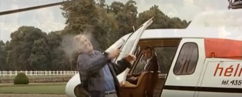 Фильм прекрасный... музыка божественная. С удовольствием пересмотрел видеоподборку. Единственный минус финальной сцены, замеченный лишь сейчас - стоящий на фоне открытой дверцы вертолета и пилота за штурвалом главный герой получает не одинокую пулю в голову, а длиннющую очередь из автомата! И при этом ни одна из них не попадает в вертолет, а летчик, в которого летят пули, даже не ведёт глазом. )) Поразительная меткость стрелка и редкое хладнокровие пилота.