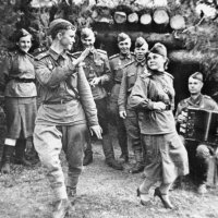 А наши девушки в большинстве своём в форме. Потому что тоже воевали