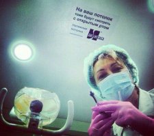 Это что за процедуры у стоматолога делают лёжа? Ни разу так голову не задирала. К тому же,слюна будет сразу в горло течь..