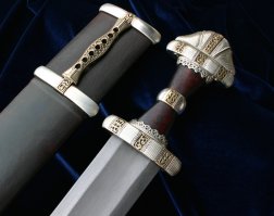 Ну так римская спата произошла от иберийских клинков и германских, затем был меровинг (вендельская эпоха), затем каролинг, это же классика. Яблоко на римской спате от их колющего стиля, а так это рубящее оружие. В принципе я вывесил в каментах статьи по этому поводу.