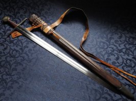 Кого? Трёхпальцевого хвата ни на меровингах, ни на каролингах, ни на романских мечах не помню. Это такая тонкая шутка? Чё-то она моему скудному воображению недоступна, я даже шпагу тремя пальцами не держал никогда.