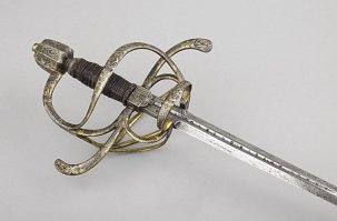 Да ладно, я конечно пишу книги по своей специальности, романы и по истории военной техники, но клинковое оружие так, маленькое хобби, тут у меня знаний очень немного. Фехтованием не занимался толком, просто когда писал романы, потребовалась матчасть, плюс дома небольшая коллекция, иногда не удерживаюсь пополняю. Очень был вдохновлён разведопросами с Жуковым по средневековому оружию. Так. что, коллега, всяческих благ в нелёгком деле исторического фехтования, точной руки и крепких клинков.