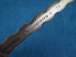 Кого? Трёхпальцевого хвата ни на меровингах, ни на каролингах, ни на романских мечах не помню. Это такая тонкая шутка? Чё-то она моему скудному воображению недоступна, я даже шпагу тремя пальцами не держал никогда.