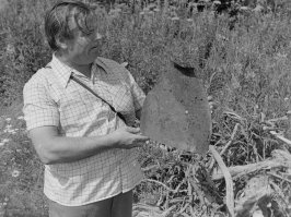 В давние времена (мне теперь уже больше, чем отцу тогда) были в Синявино, под питером, где он воевал. Места он не узнал, болота были осушены, да и лес вырос - но я с братом увидел много жуткого. Но это другая совсем тема.