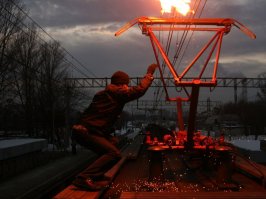 В детстве гуляли рядом с железной дорогой.Умысла лезть на вагон ни когда не было,потому что про безопасность тогда, и в школе учили нормально и родители наставление давали.Гуляли как то по ЖД. Слышим с другом,что по рации у железнодорожника говорят человек горит там то там то.Он бежит,мы за ним.Оказалось, что это совсем рядом.Только увидел как тело падает с вагона.Когда подбежали к нему,.Этот человек которого ШИБАНУЛО был зеленым и у него не было кожи, одежда сгорела сразу.Вскоре подъехала скорая, и откуда не возьмись куча народу.Показали его по телику,сказали что бомж,получил 80% ожогов. После этого он прожил один день...Ps  Не делайте глупостей о которых вы никогда потом, и не кому  не сможете рассказать.Думаю зачем он залез туда?:или списдить что либо или самоубийца.,но точно не селфи делать в 90-ых годах.