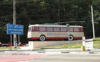 А этот троллейбус стоит в Крыму.