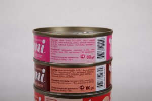 Иногда балую кошек консервами Mimi производства Тайланда. Открываешь, а там кусочки рыбки в желе и настоящие креветки. Пахнет шикарно. По составу тоже придраться не к чему. И кошка лопает с удовольствием. Только баночку увидит, уже начинает выпрашивать. 
Для сравнения - консервированная горбуша за ту же цену (60-70 руб): Серые разваливающиеся куски непонятно чего и странный запах. Смотреть противно, не то что есть.
Вывод: хорошо быть кисою, хорошо - собакою, потому что кормят лучше, чем людей!