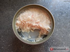 Иногда балую кошек консервами Mimi производства Тайланда. Открываешь, а там кусочки рыбки в желе и настоящие креветки. Пахнет шикарно. По составу тоже придраться не к чему. И кошка лопает с удовольствием. Только баночку увидит, уже начинает выпрашивать. 
Для сравнения - консервированная горбуша за ту же цену (60-70 руб): Серые разваливающиеся куски непонятно чего и странный запах. Смотреть противно, не то что есть.
Вывод: хорошо быть кисою, хорошо - собакою, потому что кормят лучше, чем людей!