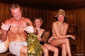 ... бред какой то :) С рождения наверное моюсь в банях и ни у себя ни у друзей не видел, что бы голые женщины в компании мужчин и детей мылись!!!! 
Автор поста перепутал Швецию с Россией. 
Никогда женщины и мужчины не мылись вместе, если они не муж и жена!!! 
Это объясняется еще и тем, что для мужчин температура в 120 гр.С. это нормально, а для женщин 90 уже перебор. Поэтому мужики от женщин в баню ходят отдельно!!!