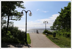 Янтарный, (бывший Пальмникен, нем. Palmnicken) - это небольшой уютный поселок городского типа на Северо-западе Калининградской области.Янтарный сегодня - это один из самых благоустроенных и красивых населенных пунктов области. Чистые зеленые улицы, уютные жилые домики, респектабельные гостиницы, широкий песчаный пляж, прохладный старинный парк и, конечно же, янтарь! \  единственный в мире янтарный комбинат, добывающий и перерабатывающий янтарь. На комбинате есть уникальный музей.