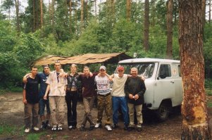 Автор не прав. Я уверен, что все машины, загруженные товарами - списанные, или как минимум не должны были в момент съемки "спасать жизни людей". Помню лет 15 назад на шашлык ездили в такой, списанной. Фотка даже осталась.