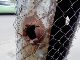 Фонарный столб, мимо которого я каждый день хожу на работу. Донецк, наши дни.