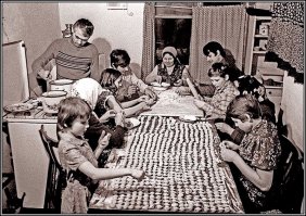 Ох,етить как пельмешей домашних захотелось...Аж в носу запахло... Да с приправкой остренькой томатной... Автор ты садист.