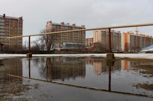 Это один из районов, а вообще Варламов к нам приезжал, описал и хорошую и плохую Йошкар-Олу. Фотки с инета, одного из местных фотографов.