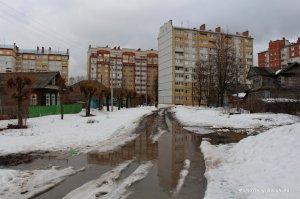 Это один из районов, а вообще Варламов к нам приезжал, описал и хорошую и плохую Йошкар-Олу. Фотки с инета, одного из местных фотографов.